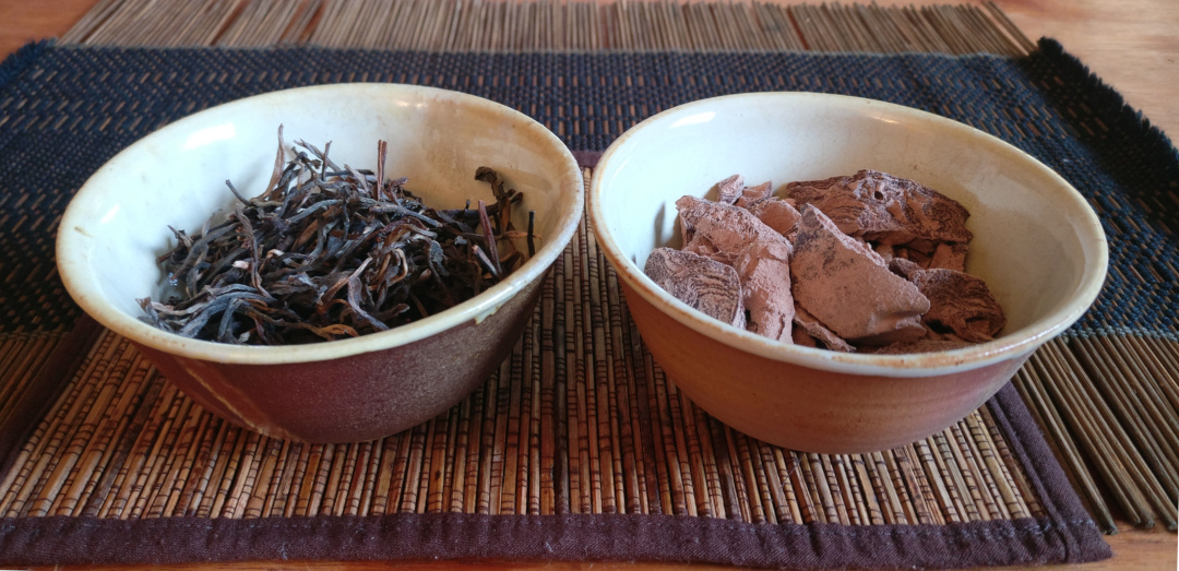 Puerh -teetä ja seremoniakaakaota savikulhoissa.